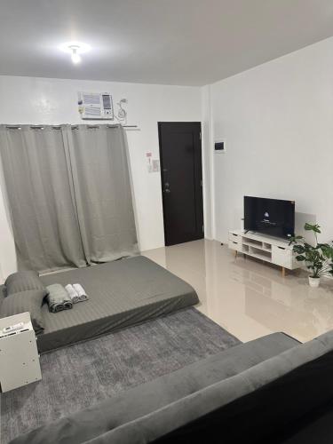 Televisyen dan/atau pusat hiburan di Yna C Guesthouse