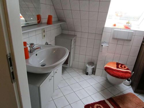 un piccolo bagno con lavandino e WC di in the Kormoran residential complex a Cuxhaven