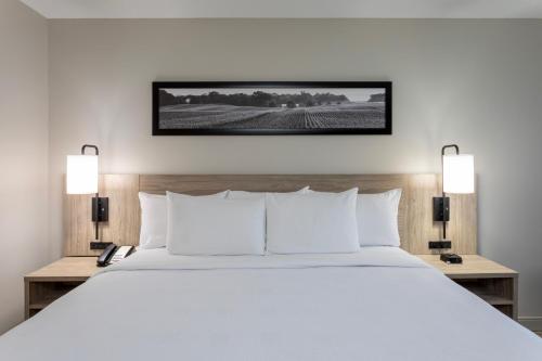 Ένα ή περισσότερα κρεβάτια σε δωμάτιο στο GrandStay Hotel & Suites