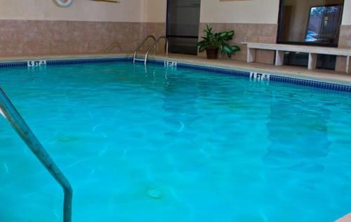 a large blue swimming pool in a hotel at Country Hearth Inn-Union City in Union City