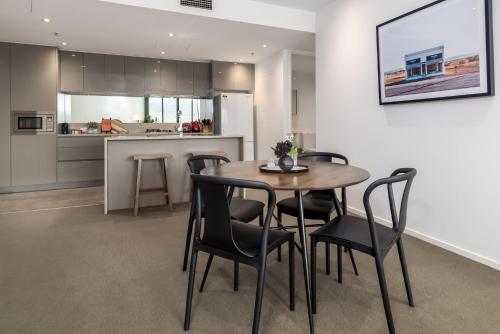 Executive Balcony Apartment in Central Canberraにあるキッチンまたは簡易キッチン