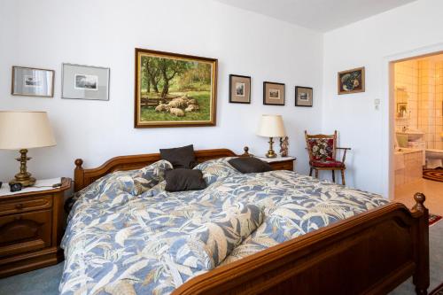 Un dormitorio con una cama con un edredón azul y blanco. en Wohnen am Park, en Diez