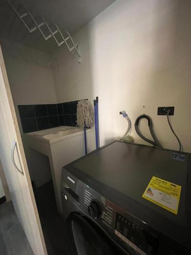 een keuken met een magnetron en een wasmachine bij Spacio 202 in Cali