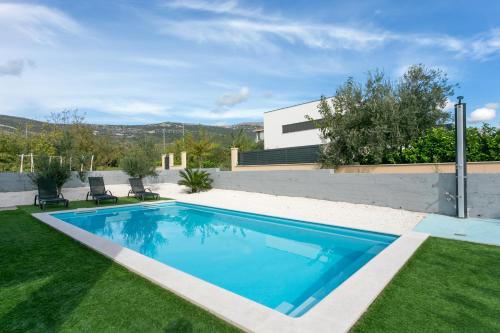 Family friendly house with a swimming pool Kastel Stafilic, Kastela - 23486