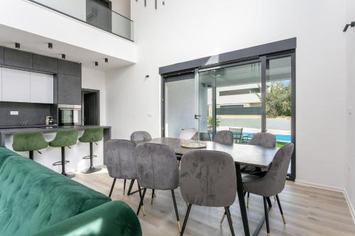 Family friendly house with a swimming pool Kastel Stafilic, Kastela - 23486