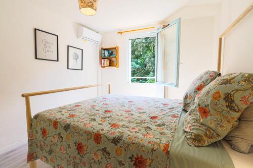 une chambre avec un lit et une fenêtre dans l'établissement Le Vieux Moulin, Cotignac, à Cotignac