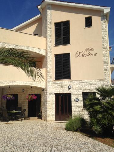 ein Gebäude mit einem Tisch davor in der Unterkunft Apartments Villa Kristina in Pula