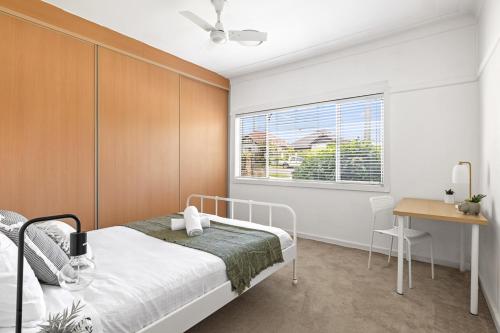 Ένα ή περισσότερα κρεβάτια σε δωμάτιο στο Bright Queen Room - Central Location at Ryde - Shared Bathroom