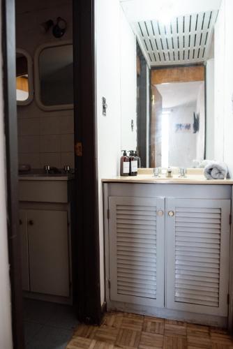 a bathroom with a sink and a mirror at El diez 1 dorm con COCHERA in Córdoba