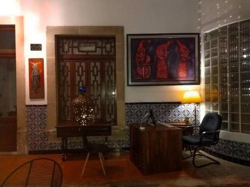 a room with a desk and a chair and a lamp at Villa Catrina in Morelia