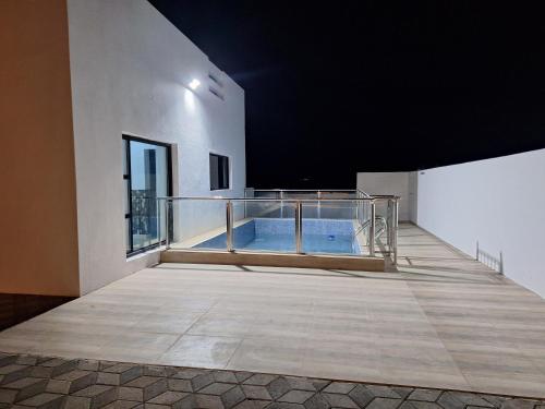 Bazén v ubytování Al Falak Chalet nebo v jeho okolí