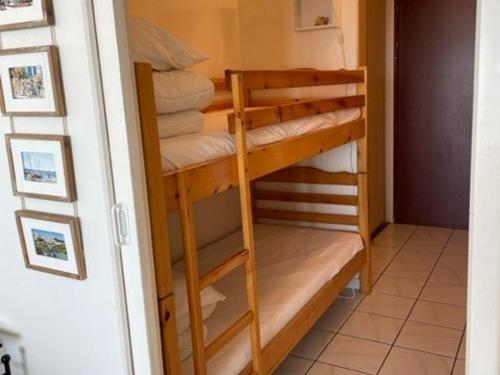 quelques lits superposés dans une chambre dans l'établissement Studio Alcôve Confort face mer aux Sables-d'Olonne - FR-1-92-942, à Les Sables-dʼOlonne