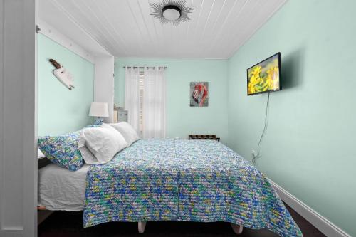Postel nebo postele na pokoji v ubytování 3 Bedroom Tropical Oasis in Jax Beach