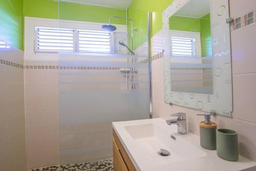 Koupelna v ubytování Appartement Naïa, avec piscine commune