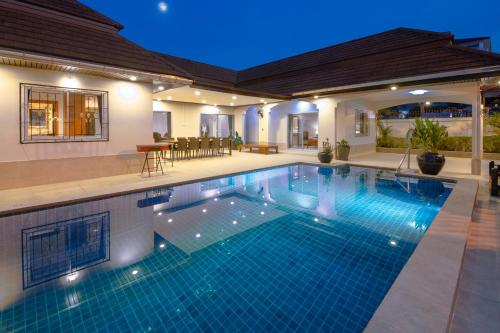 a swimming pool in the middle of a house at Villa Bos 5 minutes to the Beach in Jomtien in Jomtien Beach