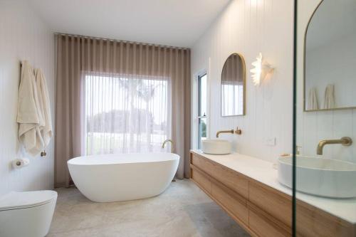 ポートリンカーンにあるThe Rangeの大きな浴槽と2つの洗面台を備えたバスルーム