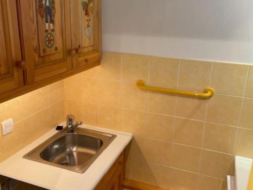 une cuisine avec un évier et un meuble en bois dans l'établissement Les Menuires - Appart 4 pers, 32m², Wifi, Animaux admis - FR-1-574-72, aux Menuires