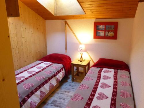 Photo de la galerie de l'établissement Duplex montagnard 6 pers avec piscine et loggia, Arêches - FR-1-342-327, à Beaufort