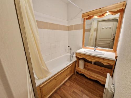 Photo de la galerie de l'établissement Appartement cosy 4 pers, proche télécabine, non-fumeur, animaux admis - FR-1-265-366, à Modane