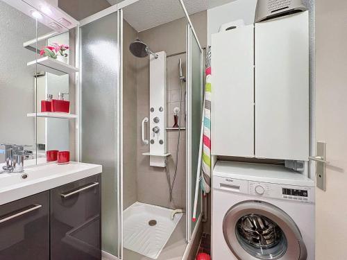 une petite salle de bains avec un lave-linge et un lavabo dans l'établissement Appartement 2-4 pers, proche plage, parking privatif - FR-1-770-40, à Saint-Cyr-sur-Mer