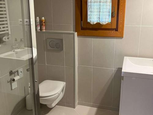 um banheiro com vaso sanitário e pia em Charmant 4 pièces avec balcons, proche Méribel - FR-1-180-640 em Les Allues