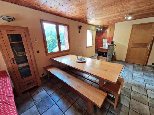 Photo de la galerie de l'établissement Spacieux Appartement 8 Pers., Parking, Proche Centre - FR-1-265-364, à Modane