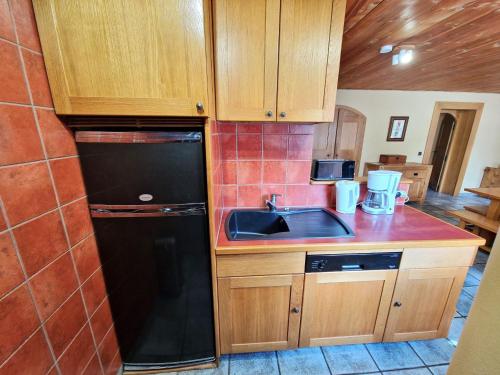 Photo de la galerie de l'établissement Spacieux Appartement 8 Pers., Parking, Proche Centre - FR-1-265-364, à Modane