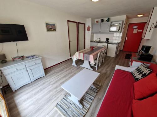 Photo de la galerie de l'établissement Appartement 3 pièces pour 6, proche télésiège à Valfréjus - FR-1-265-368, à Modane