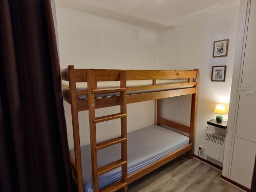 Photo de la galerie de l'établissement Appartement 3 pièces pour 6, proche télésiège à Valfréjus - FR-1-265-368, à Modane