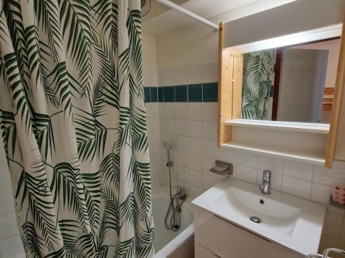 a bathroom with a shower curtain and a sink at Appartement 3 pièces pour 6, proche télésiège à Valfréjus - FR-1-265-368 in Modane