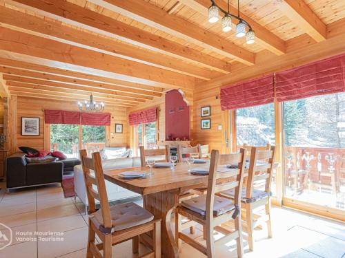 Photo de la galerie de l'établissement Chalet d'exception: 5 chambres, 14 pers, proche pistes, WiFi, cheminée - FR-1-265-370, à Modane