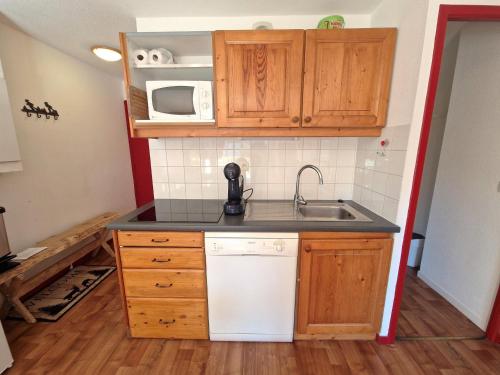 Photo de la galerie de l'établissement Appartement cosy 3 pièces, 6 pers à 100m des pistes, balcon sud, casier à skis - FR-1-265-372, à Modane