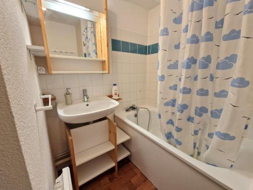 a bathroom with a sink and a shower curtain at Appartement cosy 3 pièces, 6 pers à 100m des pistes, balcon sud, casier à skis - FR-1-265-372 in Modane