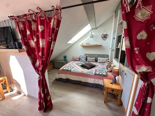 - une chambre avec un lit et des rideaux rouges dans l'établissement Appartement cosy Villard-de-Lans - 5 pers, balcon, proche commodités - FR-1-515-219, à Villard-de-Lans