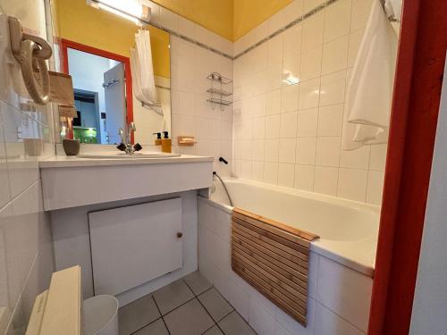 une salle de bain avec une baignoire et un lavabo et une baignoire dans l'établissement Appartement cosy Villard-de-Lans - 5 pers, balcon, proche commodités - FR-1-515-219, à Villard-de-Lans