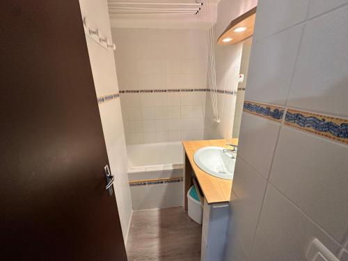 韦尔科尔地区科尔朗松Studio 30m² au pied des pistes à Corrençon-en-Vercors - FR-1-515-220的带水槽和浴缸的浴室