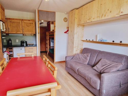 un salon avec un canapé et une table dans l'établissement Studio rénové à La Plagne, pistes à proximité - FR-1-755-34, à Aime La Plagne