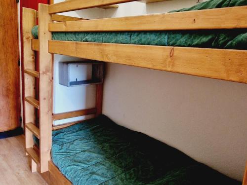 quelques lits superposés dans une chambre dans l'établissement Studio rénové à La Plagne, pistes à proximité - FR-1-755-34, à Aime La Plagne
