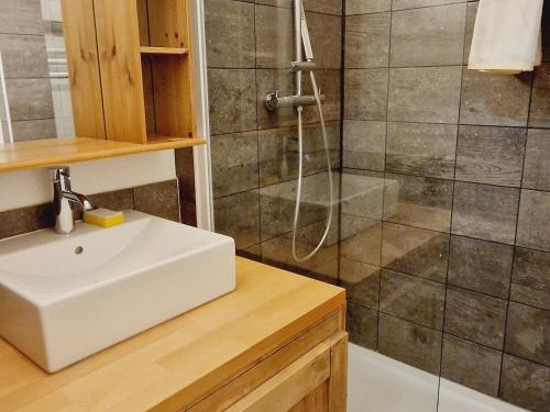 une salle de bain avec un lavabo et une douche dans l'établissement Studio rénové à La Plagne, pistes à proximité - FR-1-755-34, à Aime La Plagne