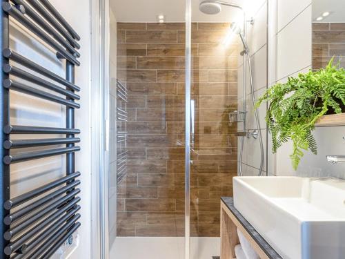 Koupelna v ubytování Appartement 4 pièces avec spa et parking – Les Saisies - FR-1-810-27