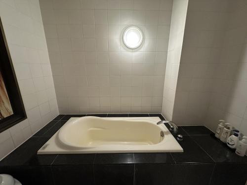 Bilik mandi di ホテル雅ロワイヤル
