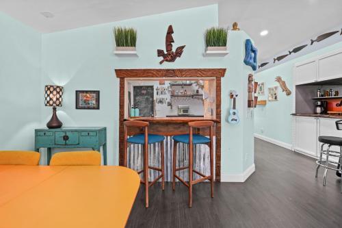 Kuchyň nebo kuchyňský kout v ubytování 3 Bedroom Tropical Oasis in Jax Beach