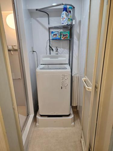 a washer and dryer in a small room at YOYOGi STAY in Tokyo