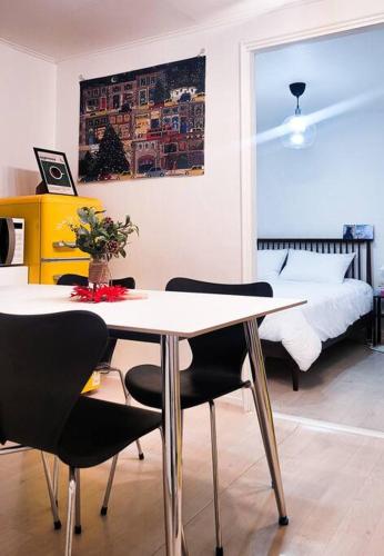 a room with a table and chairs and a bed at Seoul 리베스폴 3room KSPO-DOM Family trip in Seoul