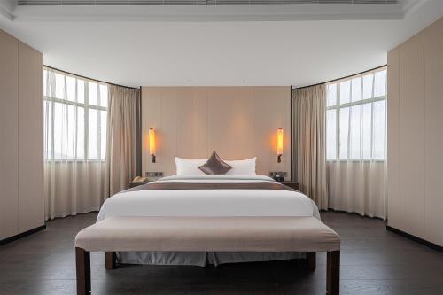 同安区Xiamen Minyi International Hotel的窗户客房内的一张大白色床