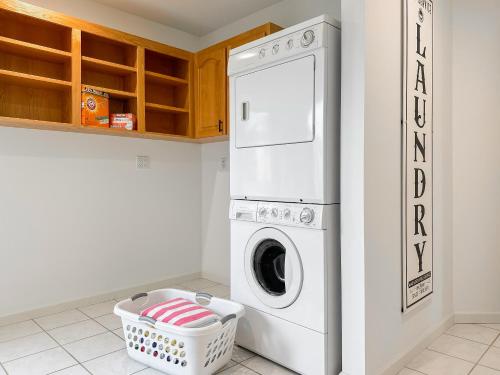 a laundry room with a washer and dryer at Soaring Spirit - Hot Tub, Pool Table, Arcades, 2 kitchens in Walla Walla