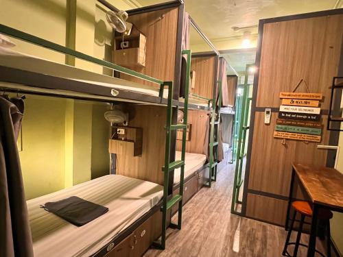 Postel nebo postele na pokoji v ubytování Hanoi EcoStay 2 hostel