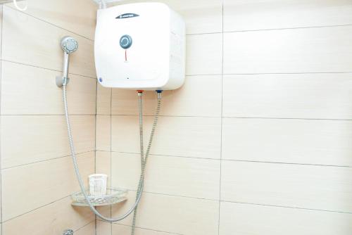 Ένα μπάνιο στο Strategic and Comfy Studio Apartment at Margonda Residence 5 By Travelio