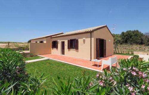 ein kleines Haus mit Terrasse und Garten in der Unterkunft Awesome Home In Marina Di Modica in Marina di Modica
