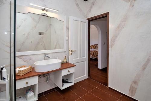 Koupelna v ubytování Villa Haroupia